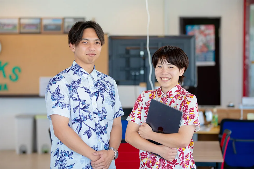 ZORKS沖縄オフィスに立つYUITメンバー2名